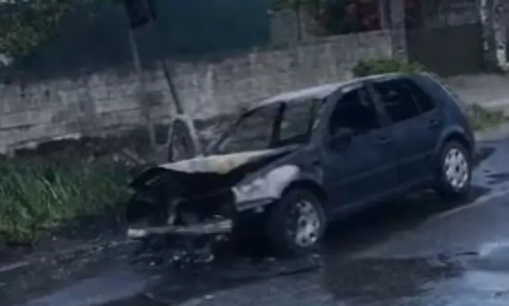 Përfshihet nga flakët një automjet në lëvizje në Cërrik, shkrumbohet i gjithi, shpëton drejtuesja