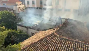 Përfshihet nga flakët një banesë në qendër të Durrësit/ Shkrumbohet totalisht nga brenda, ja detajet e para