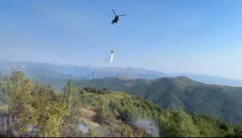 Përfshihet nga flakët pylli i Iballes në Fushë-Arrëz, nis ndërhyrja nga ajri, zjarri dyshohet i qëllimshëm