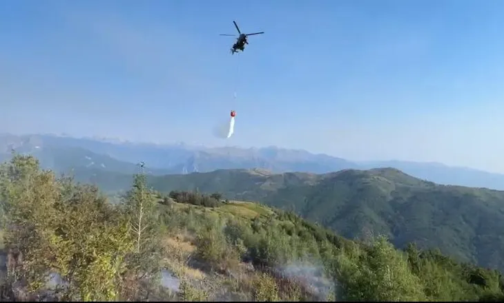 Përfshihet nga flakët pylli i Iballes në Fushë-Arrëz, nis ndërhyrja nga ajri, zjarri dyshohet i qëllimshëm