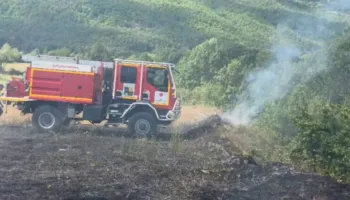 Përfshihet nga flakët sipërfaqe toke në Bulqizë, u rrezikuan edhe banesa, ndërhyjnë zjarrfikësit