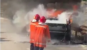 Përfshihet nga zjarri makina në aksin Kuç-Qeparo, nuk raportohet për të lënduar