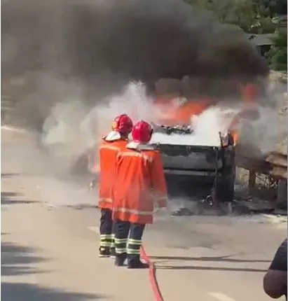 Përfshihet nga zjarri makina në aksin Kuç-Qeparo, nuk raportohet për të lënduar