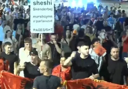 Përfundon protesta e 46-të për dorëheqjen e kryeministrit, qytetarët mbyllin marshimin në Tiranë: Nesër më shumë!