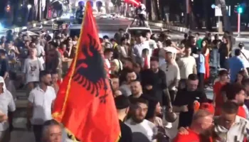 Përfundon protesta e 50-të kundër Ramës, qytetarët mbyllin marshimin para Kryeministrisë: Nesër në Parlament!