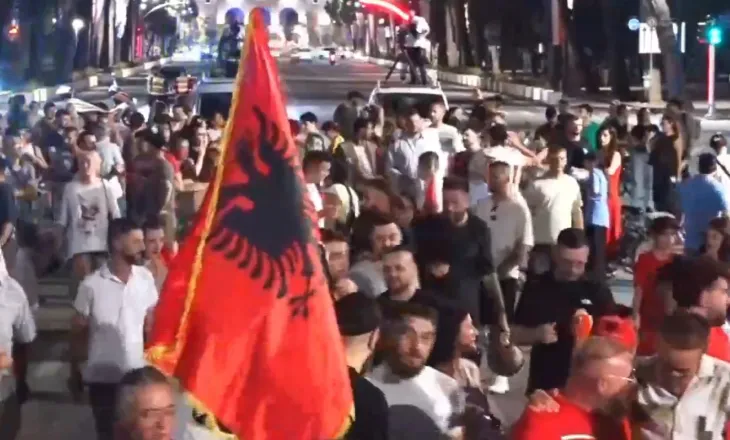Përfundon protesta e 50-të kundër Ramës, qytetarët mbyllin marshimin para Kryeministrisë: Nesër në Parlament!