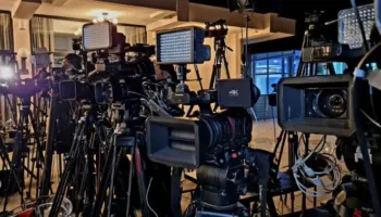 Përkeqësohet liria e medias në Kosovë/ Raporti i ndërkombëtarëve: Ka ndërhyrje politike nga qeveria