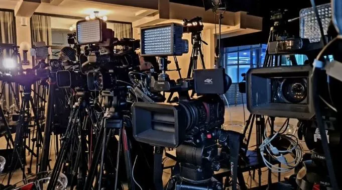 Përkeqësohet liria e medias në Kosovë/ Raporti i ndërkombëtarëve: Ka ndërhyrje politike nga qeveria