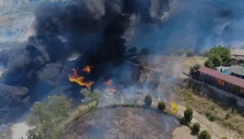 Përkeqësohet situata nga zjarri në Fier, flakët avancojnë drejt një lokali, pritet ndërhyrje nga ajri