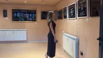 Përmes “Xhubleta: Pëlhurë dhe Histori”, Qendresa Krasniqi sjell një dialog mes traditës dhe artit bashkëkohor 
