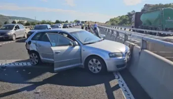 Përplasen 6 automjete pranë Pikës Kufitare të Morinës, mes të plagosurve një fëmijë dhe një grua shtatzënë
