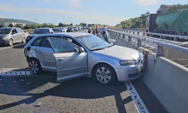 Përplasen 6 automjete pranë Pikës Kufitare të Morinës, mes të plagosurve një fëmijë dhe një grua shtatzënë