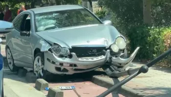 Përplasen dy automjete, plagosen gruaja dhe fëmijët