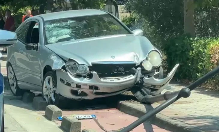 Përplasen dy automjete, plagosen gruaja dhe fëmijët