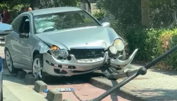Përplasen dy makina në unazën e Patosit, plagoset bashkëshortja dhe fëmijët e një prej drejtuesve