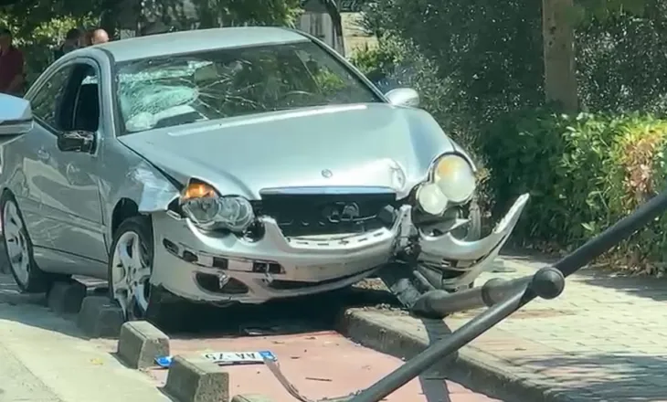 Përplasen dy makina në unazën e Patosit, plagoset bashkëshortja dhe fëmijët e një prej drejtuesve