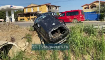 Përplasen “kokë më kokë” dy automjete në aksin Çermë-Divjakë, një viktimë dhe pesë të plagosur, mes tyre tre fëmijë