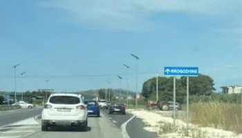 Përplasje e fortë në Peqin–Rrogozhinë/ Automjeti bëhet copë, një person përfundon në spital