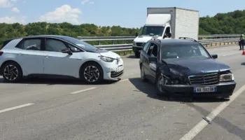 Përplasje e fortë në Qafë-Plloçë, plagosen një drejtues mjeti dhe një fëmijë