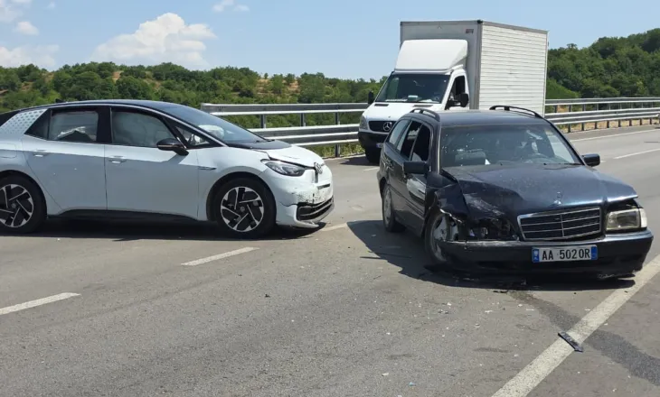Përplasje e fortë në Qafë-Plloçë, plagosen një drejtues mjeti dhe një fëmijë