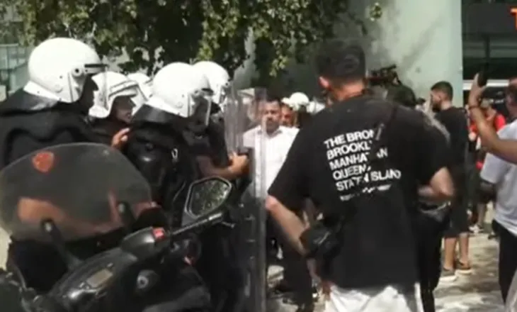 Përplasje mes protestuesve dhe policisë, kaos para Parlamentit