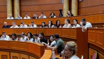 Përplasje në Këshillin Bashkiak të Tiranës, socialistët kërkojnë llogari për delegimet dhe moszbatimin e vendimit të gjykatës