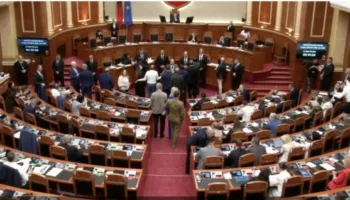 Përplasje në Kuvend për ‘Territorialen”, PD bllokon foltoren gjatë fjalës së Maznikut