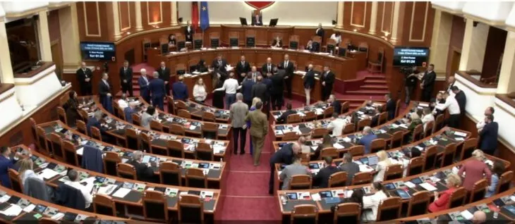 Përplasje në Kuvend për ‘Territorialen”, PD bllokon foltoren gjatë fjalës së Maznikut