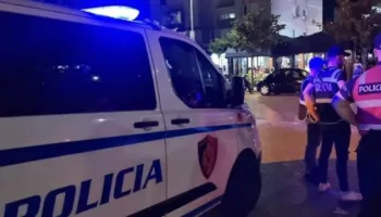 Përplasje në Tepelenë, plagosen dy vëllezërit dhe kushëriri i tyre, njëri nxjerr armën