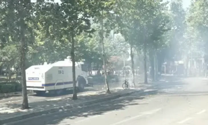 Përplasje para Kuvendit/ Policia hedh gaz lotsjellës dhe ujë drejt protestuesve