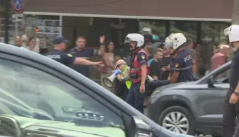 Përplasje para Parlamentit, hidhen vezë e domate ndaj policisë! Nisin shoqërimet, mes tyre edhe Arben Kola (VIDEO)