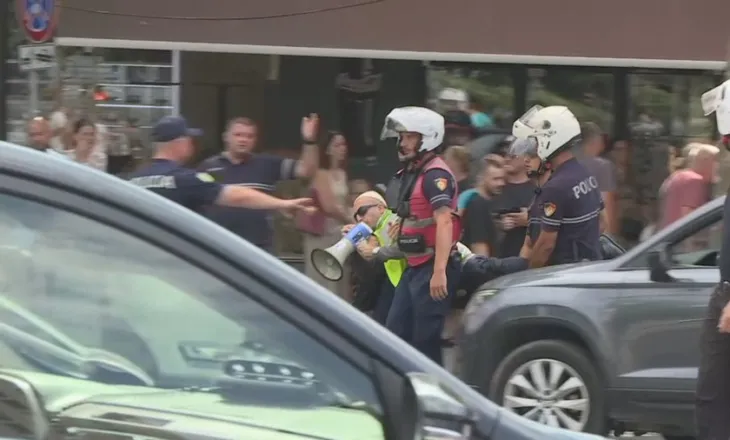 Përplasje para Parlamentit, hidhen vezë e domate ndaj policisë! Nisin shoqërimet, mes tyre edhe Arben Kola (VIDEO)