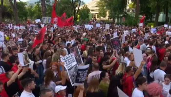 Përplasjet në Komisariatin nr.3 gjatë protestës, lirohet 33-vjeçari Erald Heqimaj