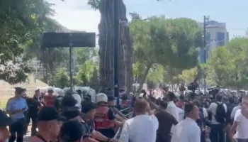 Përplasjet në protestën para Parlamentit, 3 policë dhe 4 protestues përfundojnë në spital