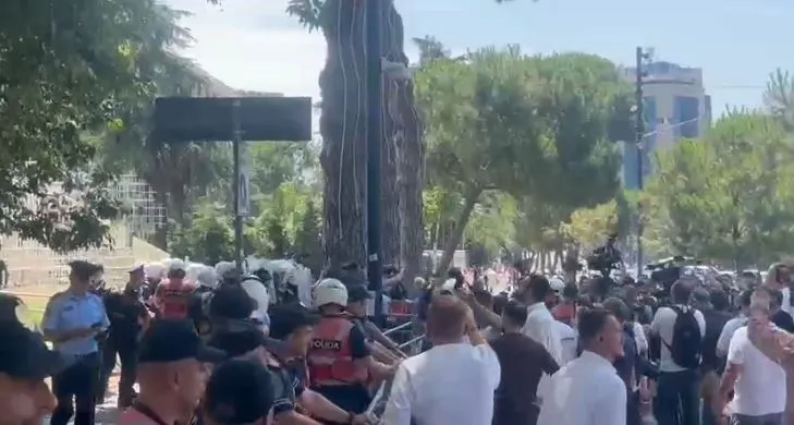 Përplasjet në protestën para Parlamentit, 3 policë dhe 4 protestues përfundojnë në spital