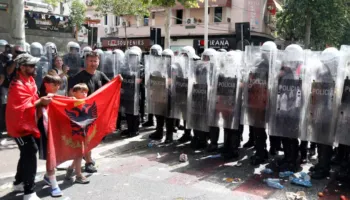 Përplasjet në Tiranë, media spanjolle: Kërkohet dorëheqja e Edi Ramës! Policia përdori gazit lotsjellës ndaj…