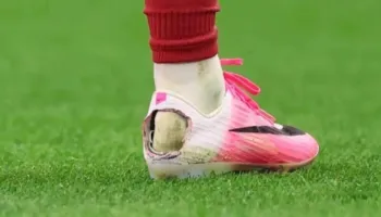 Përse disa futbollistë kanë një të çarë në këpucët e sportit?