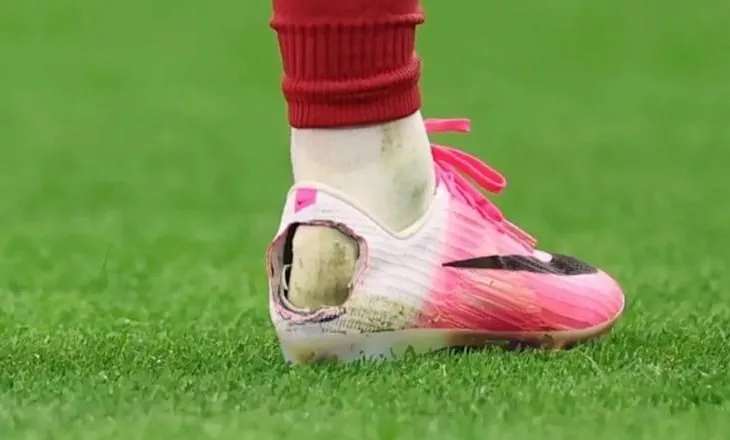 Përse disa futbollistë kanë një të çarë në këpucët e sportit?