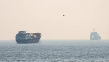 Përshkallëzohet konflikti, SHBA godet 140 objektiva në Iran, Teherani mbyll Ngushticën e Hormuzit