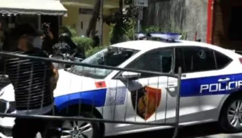 Përshkallëzohet protesta, protestuesit ‘bëjnë shoshë’ makinën e policisë pranë Kuvendit