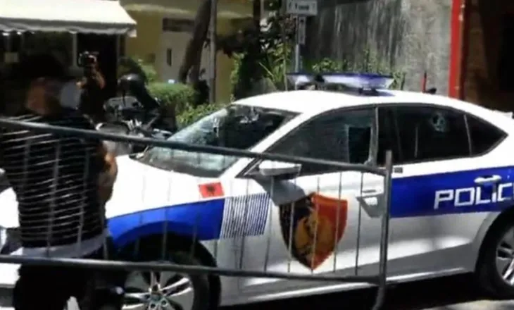 Përshkallëzohet protesta, protestuesit ‘bëjnë shoshë’ makinën e policisë pranë Kuvendit