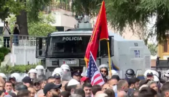 Përshkallëzohet protesta te Kuvendi/ Pas ujit me piper, hidhet gaz lotsjellës drejt protestuesve