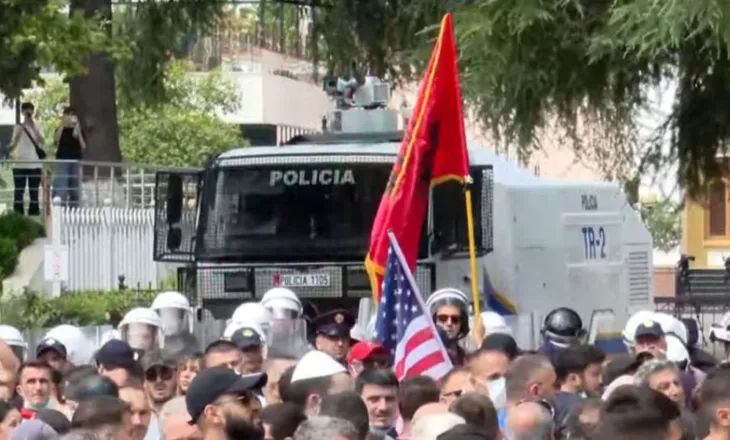 Përshkallëzohet protesta te Kuvendi/ Pas ujit me piper, hidhet gaz lotsjellës drejt protestuesve