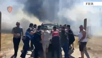 Përshkallëzohet situata me zjarrin në Fier, bllokohet segmenti “Qafa e Koshovicës-Cakran”