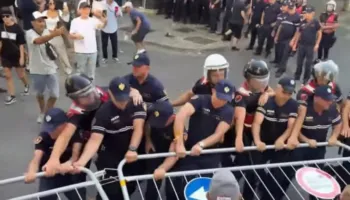 Përshkallëzohet situata te Kuvendi! Protestuesit heqin gardhin metalik, hedhin domate e vezë në drejtim të efektivëve