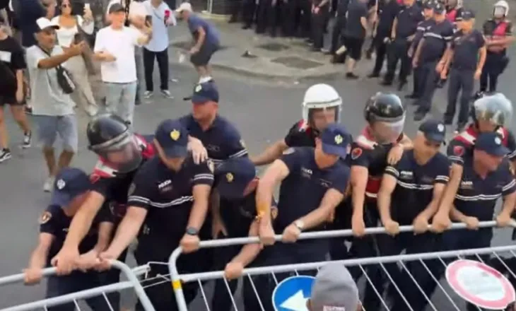 Përshkallëzohet situata te Kuvendi! Protestuesit heqin gardhin metalik, hedhin domate e vezë në drejtim të efektivëve