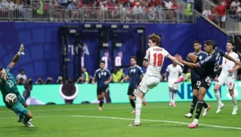 Pesë minuta nga fundi, Argjentina barazon 1-1 Anglinë me supergolin e Enzo Fernandez