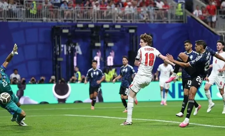 Pesë minuta nga fundi, Argjentina barazon 1-1 Anglinë me supergolin e Enzo Fernandez