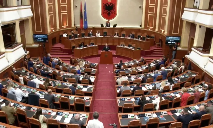 Pesë minuta pushim për punimet në Kuvend, Peleshi kërkon mbledhje e kryetarëve të grupeve: S’mund të vazhdojmë