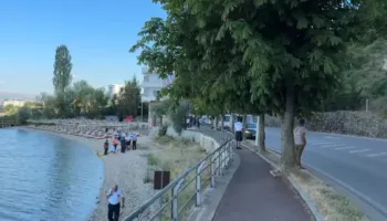 Pëson infarkt në plazhin e Pogradecit, humb jetën i moshuari